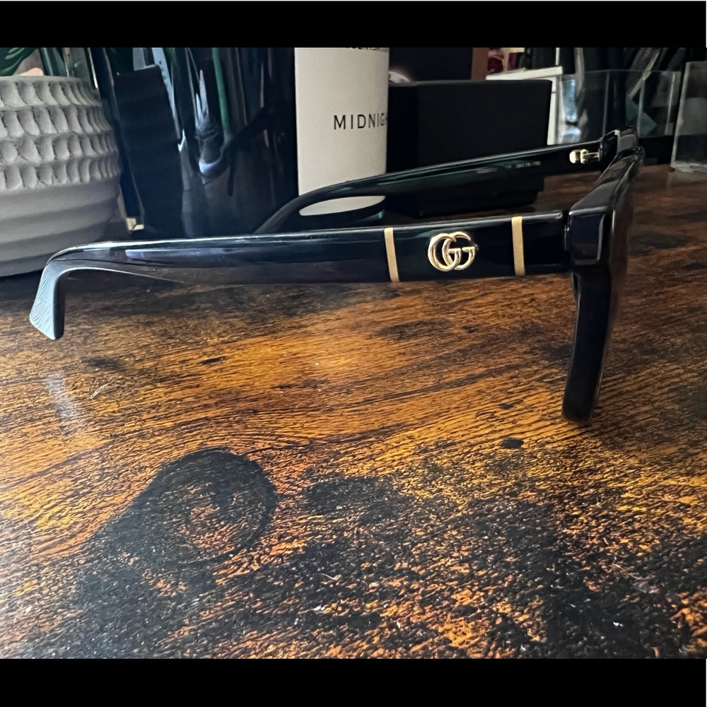 Barely worn black Gucci sunglasses with original case and cloth - Picture 4 of 5